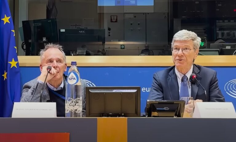 Šokující projev v Evropském parlamentu profesora Jeffrey D. Sachse o hrách USA ve světě