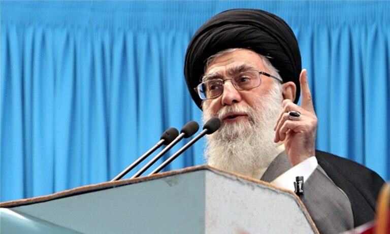 Americký úder na Írán. Trump čelí kritice i pochvalám, Chameneí dříve upozornil na tvrdou odvetu