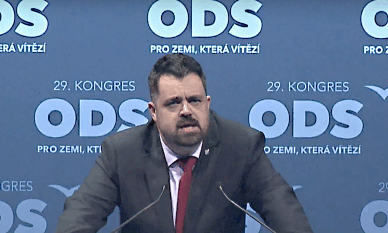 Starosta Novotný opět za hranou zákona, neoprávněné řízení a nehoda s karavanem