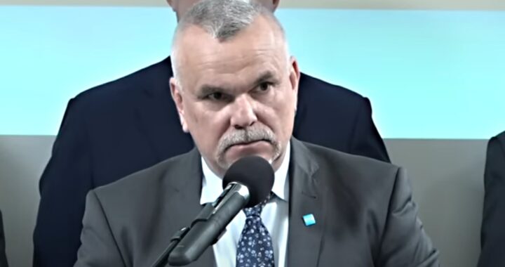 Právníci ze strany PRO podali trestní oznámení na premiéra Fialu a ministra Stanjuru, Blažek pozastavil členství v ODS