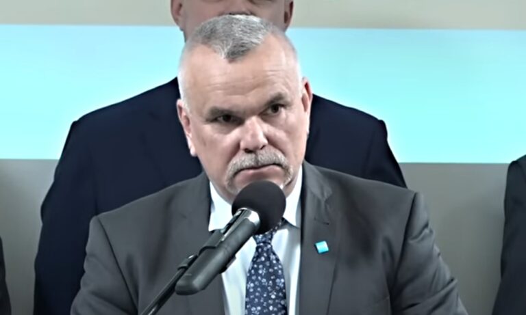 Právníci ze strany PRO podali trestní oznámení na premiéra Fialu a ministra Stanjuru, Blažek pozastavil členství v ODS